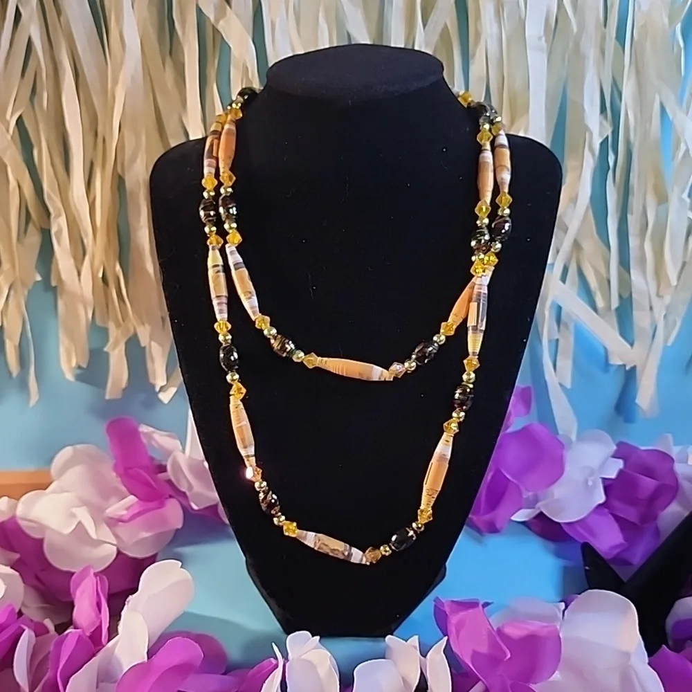 3 necklaces and 1 bracelet Vintage Costume Jewelry. - Picture 3 of 5